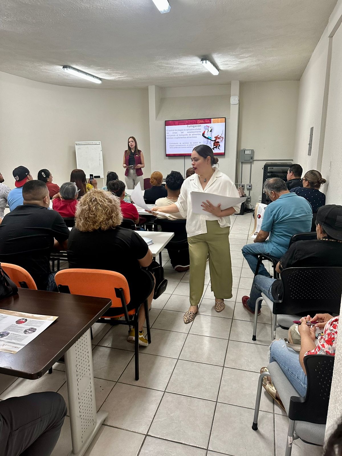 Curso a restaurantes de Tecate sobre cuidados en la preparación de alimentos